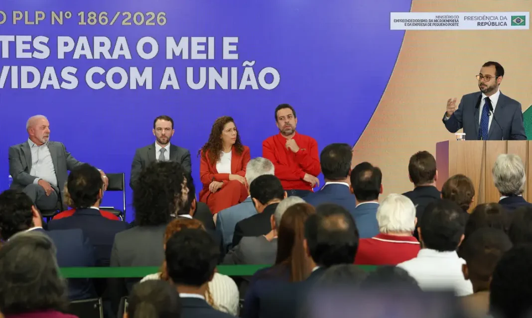 Perdão de dívidas e novo teto do MEI: entenda o que muda Brasília – DF – 21/10/2026 -O presidente Luiz Inácio Lula da Silva durante cerimônia que encaminhou ao Congresso Nacional a proposta de emenda à Constituição (PEC) para garantir o transporte público urbano gratuito aos sábados e domingos e sancionou o projeto que aumenta limite de faturamento do MEI. Foto: Lula Marques/Agência Brasil