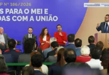Perdão de dívidas e novo teto do MEI: entenda o que muda Brasília – DF – 21/10/2026 -O presidente Luiz Inácio Lula da Silva durante cerimônia que encaminhou ao Congresso Nacional a proposta de emenda à Constituição (PEC) para garantir o transporte público urbano gratuito aos sábados e domingos e sancionou o projeto que aumenta limite de faturamento do MEI. Foto: Lula Marques/Agência Brasil