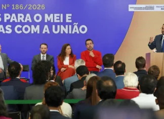 Perdão de dívidas e novo teto do MEI: entenda o que muda Brasília – DF – 21/10/2026 -O presidente Luiz Inácio Lula da Silva durante cerimônia que encaminhou ao Congresso Nacional a proposta de emenda à Constituição (PEC) para garantir o transporte público urbano gratuito aos sábados e domingos e sancionou o projeto que aumenta limite de faturamento do MEI. Foto: Lula Marques/Agência Brasil