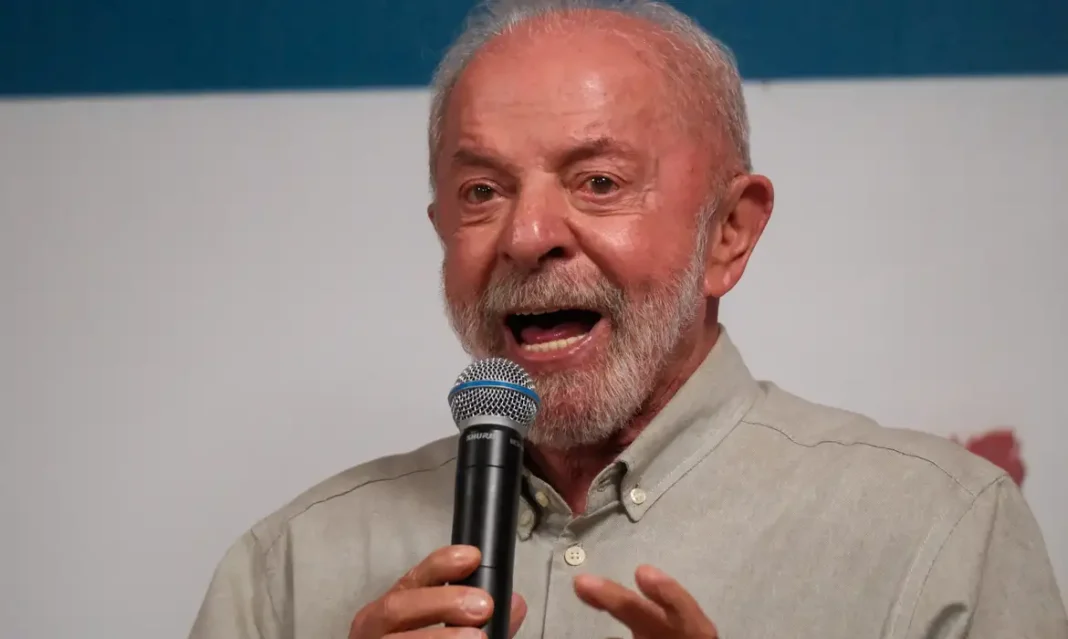 Lula aceita proposta de Flávio para quebra de sigilo bancário Brazilian President and Workers' Party (PT) candidate for presidential re-election, Luiz Inacio Lula da Silva, speaks to the media ahead of the runoff election, in Brasilia, Brazil, October 6, 2026. REUTERS/Diego Herculano