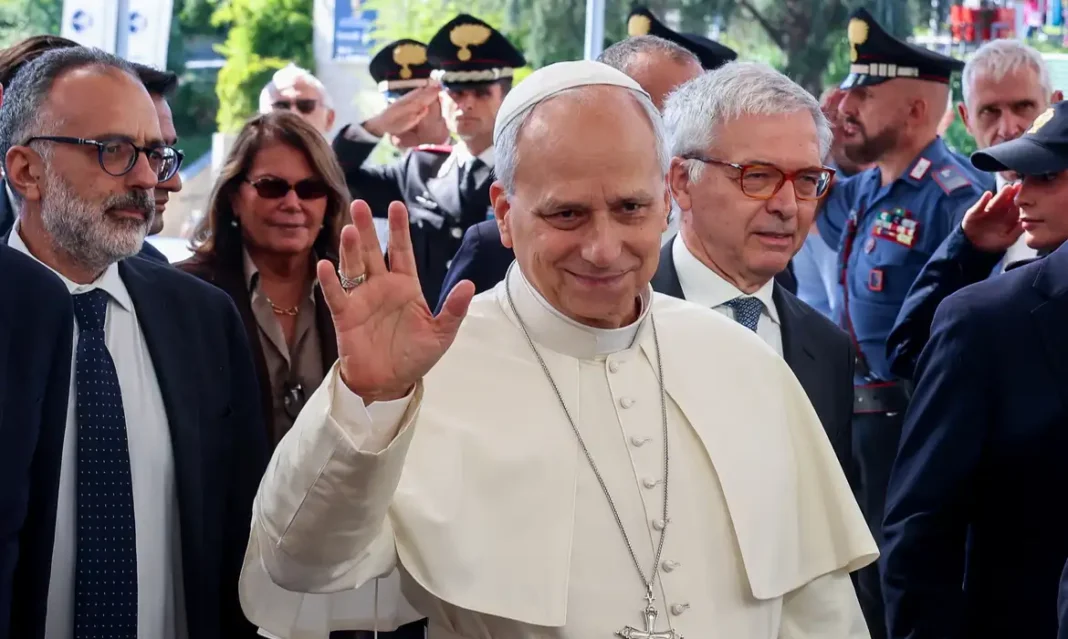 Papa não precisará de mais tratamento contra o câncer, dizem médicos Papa Leão chega ao Hospital Gemelli antes da cirurgia para remoção de um nódulo pulmonar, em Roma 13 de outubro de 2026 REUTERS/Ciro de Luca