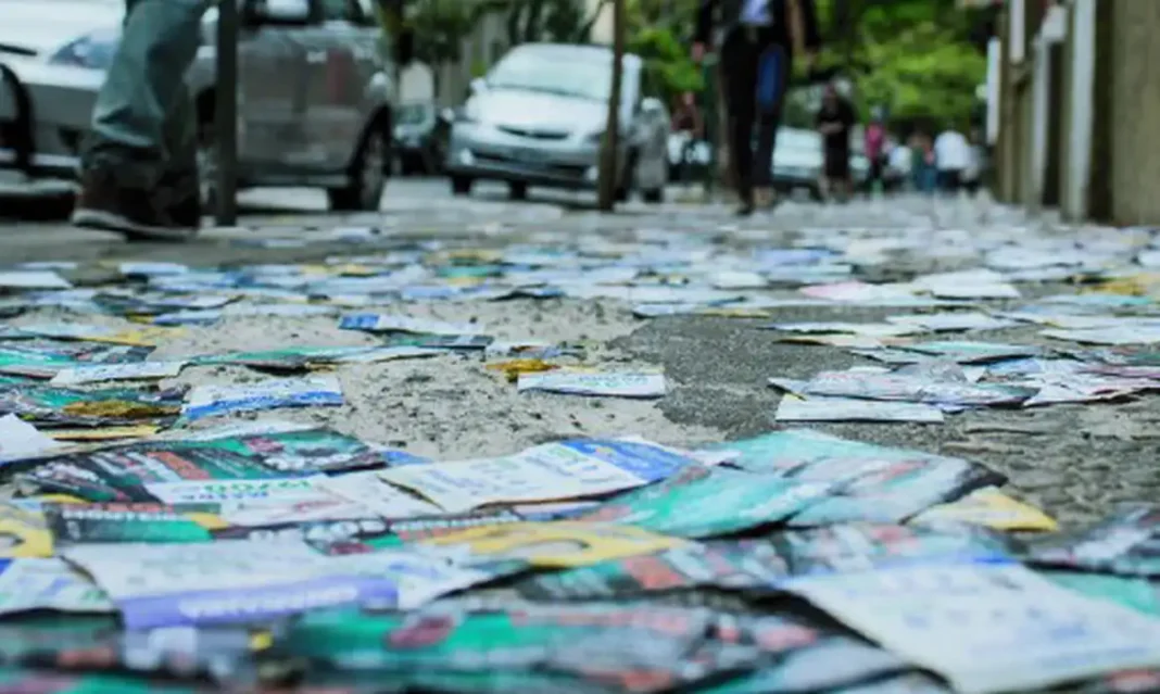 Termina hoje prazo para realização de comícios e ações de campanha Santinhos no chão após votação. Foto: TRE-SC/Divulgação