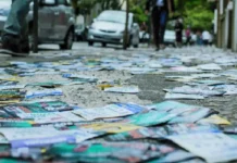 Termina hoje prazo para realização de comícios e ações de campanha Santinhos no chão após votação. Foto: TRE-SC/Divulgação