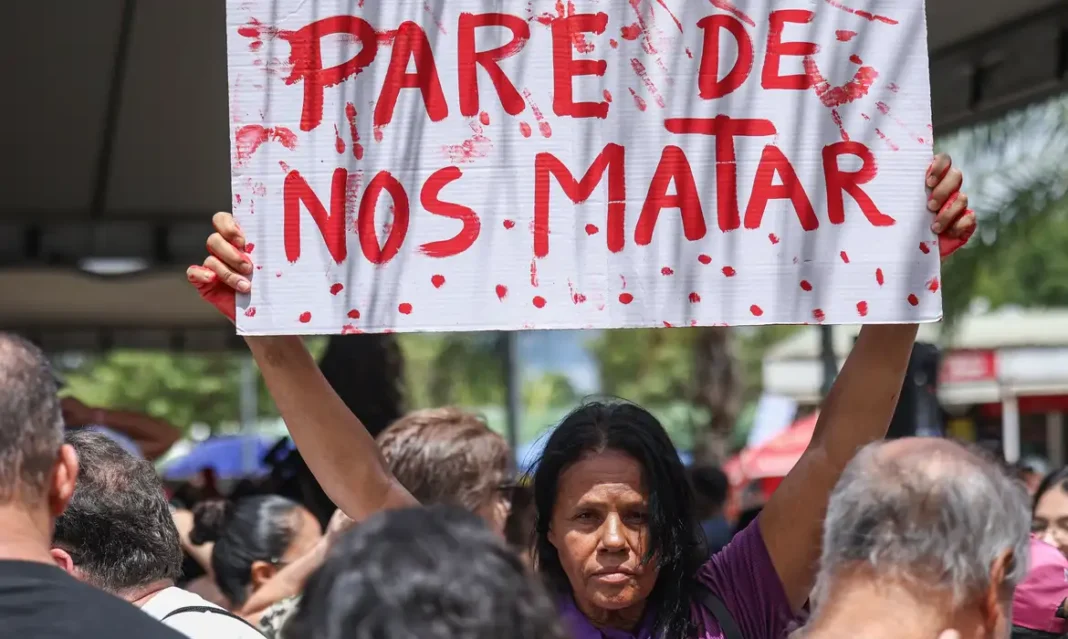 Brasília (DF), 07/12/2025 - O Levante Mulheres Vivas realiza ato na área central de Brasília para denunciar o feminicídio e todas as formas de violência contra mulheres. Foto: Marcelo Camargo/Agência Brasil