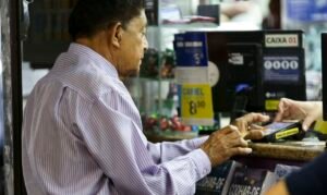 Idosos na região central de Brasília.