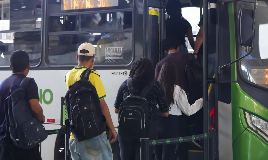 Prefeituras e estados devem garantir transporte gratuito no 2° turno Brasília (DF) 05/08/2026 - Filas de passageiros e ônibus na Rodoviária do Plano Piloto de Brasília. Foto: Fabio Rodrigues-Pozzebom/ Agência Brasil