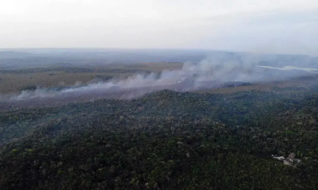 Alter do Chão, distrito de Santarém (PA), também foi atingido pelas chamas; a qualidade do ar no município é considerada insalubre nesta segunda-feira 19. Foto: Brigada de Alter do Chão (PA)/ Divulgação