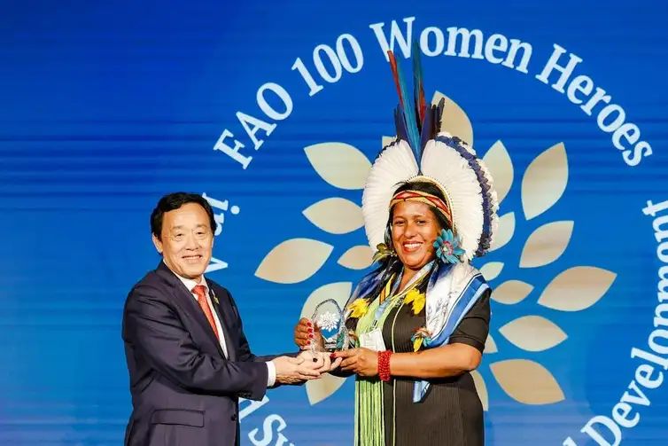 Giuseppe Carotenuto/FAO Roma, 16/10/2026 - Presidente da associação de pescadores indígenas de Coroa Vermelha, em Santa Cruz Cabrália (BA), Luena Pataxó recebe em Roma o prêmio 100 Mulheres Heroínas de Qu Dongyu, diretor-geral da Organização das Nações Unidas para a Alimentação e a Agricultura (FAO). Foto: FAO/Giuseppe Carotenuto
Presidente da associação de pescadores indígenas de Coroa Vermelha, em Santa Cruz Cabrália (BA), Luena Pataxó recebe em Roma o prêmio 100 Mulheres Heroínas de Qu Dongyu, diretor-geral da Organização das Nações Unidas para a Alimentação e a Agricultura (FAO). Foto: Giuseppe Carotenuto/FAO