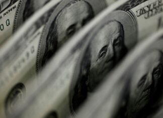 Dólar sobe 8,21%, e bolsa cai 13,88% após reeleição de Lula Agência Brasil / EBC