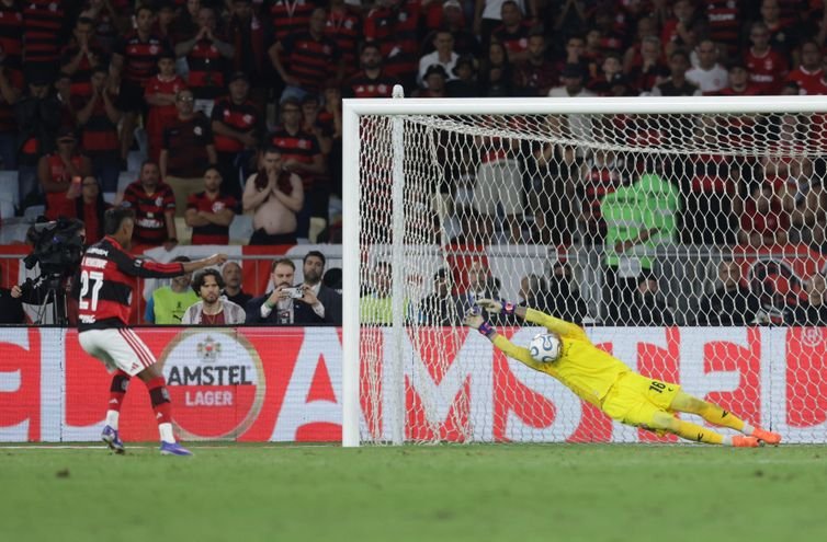 REUTERS/Ricardo Moraes/ Proibido reprodução Soccer Football - Copa Libertadores - Semi Final - Second Leg - Flamengo v Estudiantes La Plata - Estadio Maracana, Rio Janeiro, Brazil - October 22, 2026 Flamengo's Bruno Henrique has his penalty saved by Estudiantes La Plata's Fernando Muslera REUTERS/Ricardo Moraes