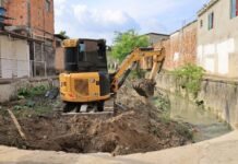 Prefeitura de Manaus remove resíduos de igarapé no bairro Cidade de Deus e reforça prevenção contra alagamentos Prefeitura de Manaus